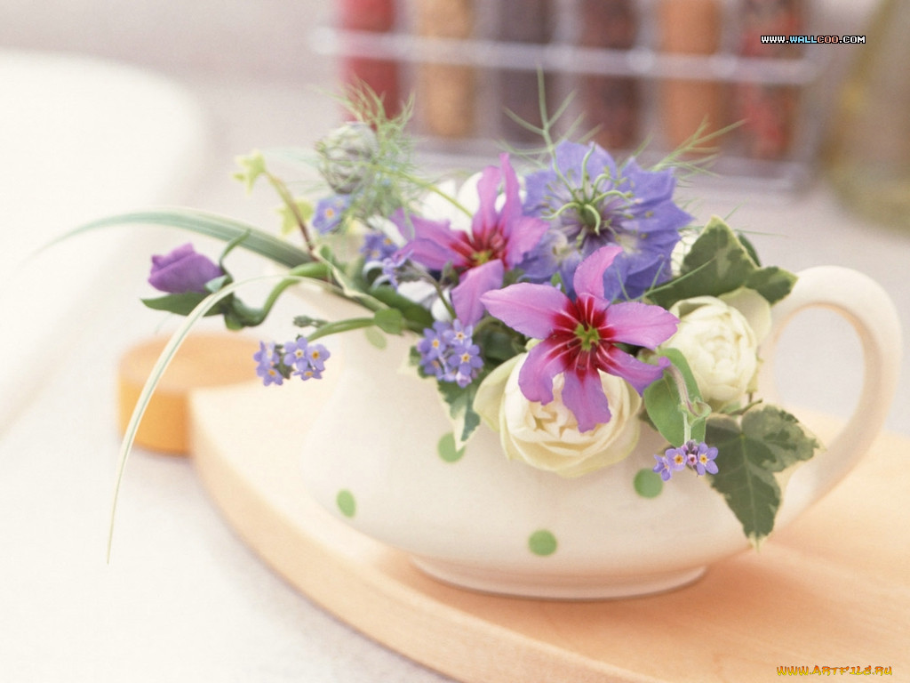 Утро доброе цветок необычный. Полевые цветы в чашке. Нежный букет в чашке. Доброе утро с цветочными композициями. Утро с цветами.